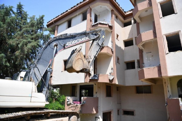 Tuzla’da deprem riski taşıyan binalar yıkılıyor